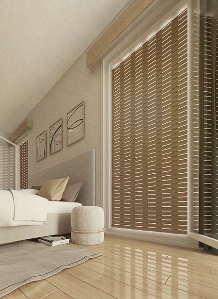 Una camera da letto con un letto, un pouf, un tappeto e persiane alle finestre.