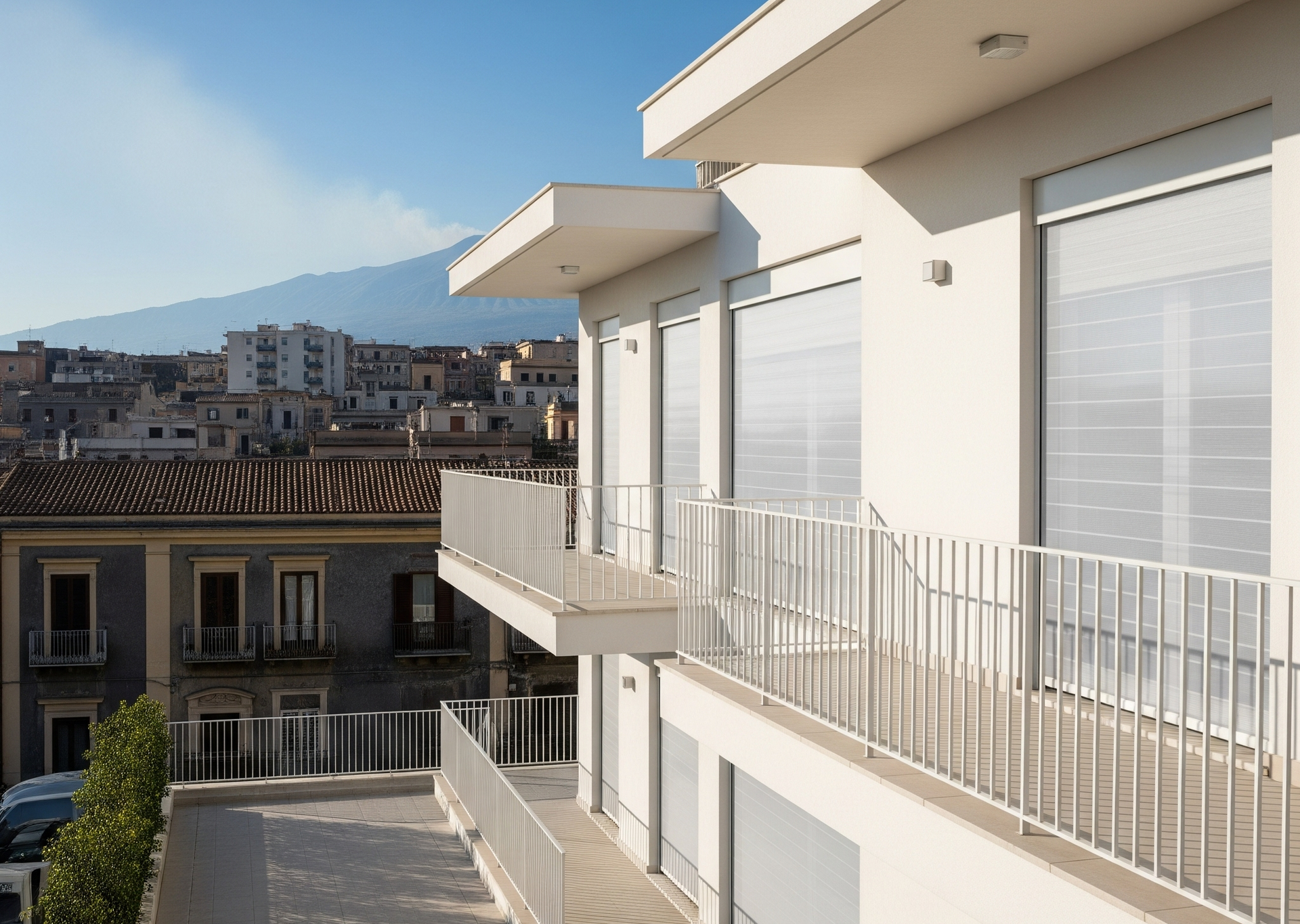 Un edificio con balcone e vista sulla città