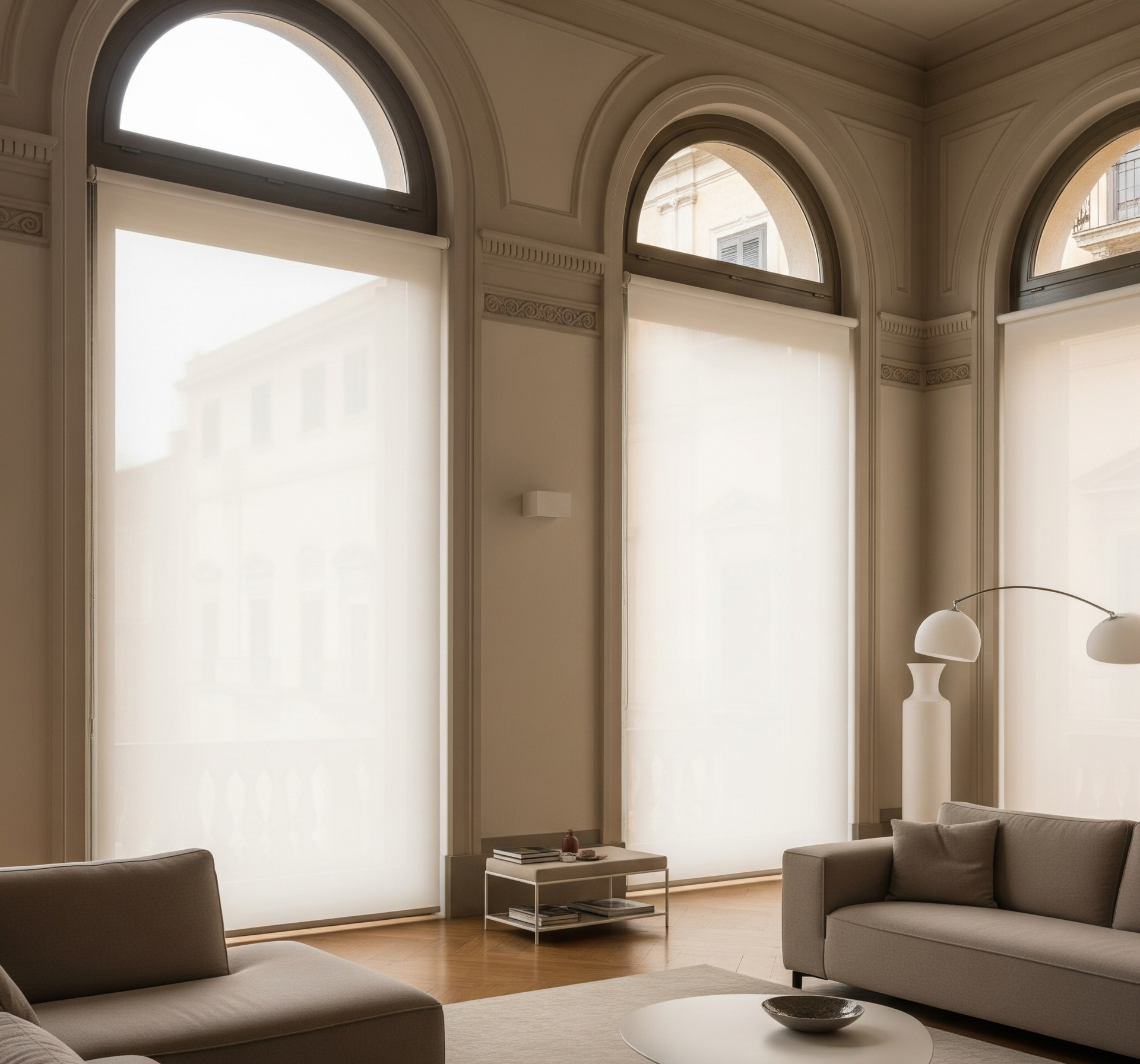 Un soggiorno con un divano, sedie e un tavolo.