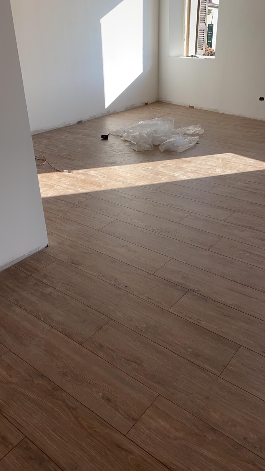 ambiente con pavimentazione effetto legno