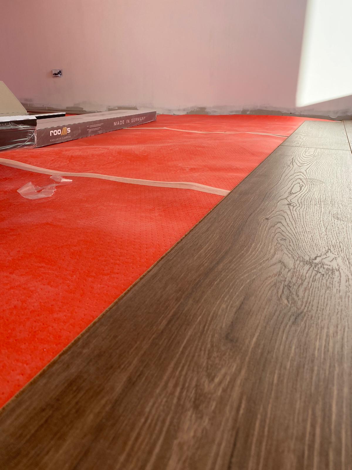 posa di un pavimento effetto legno