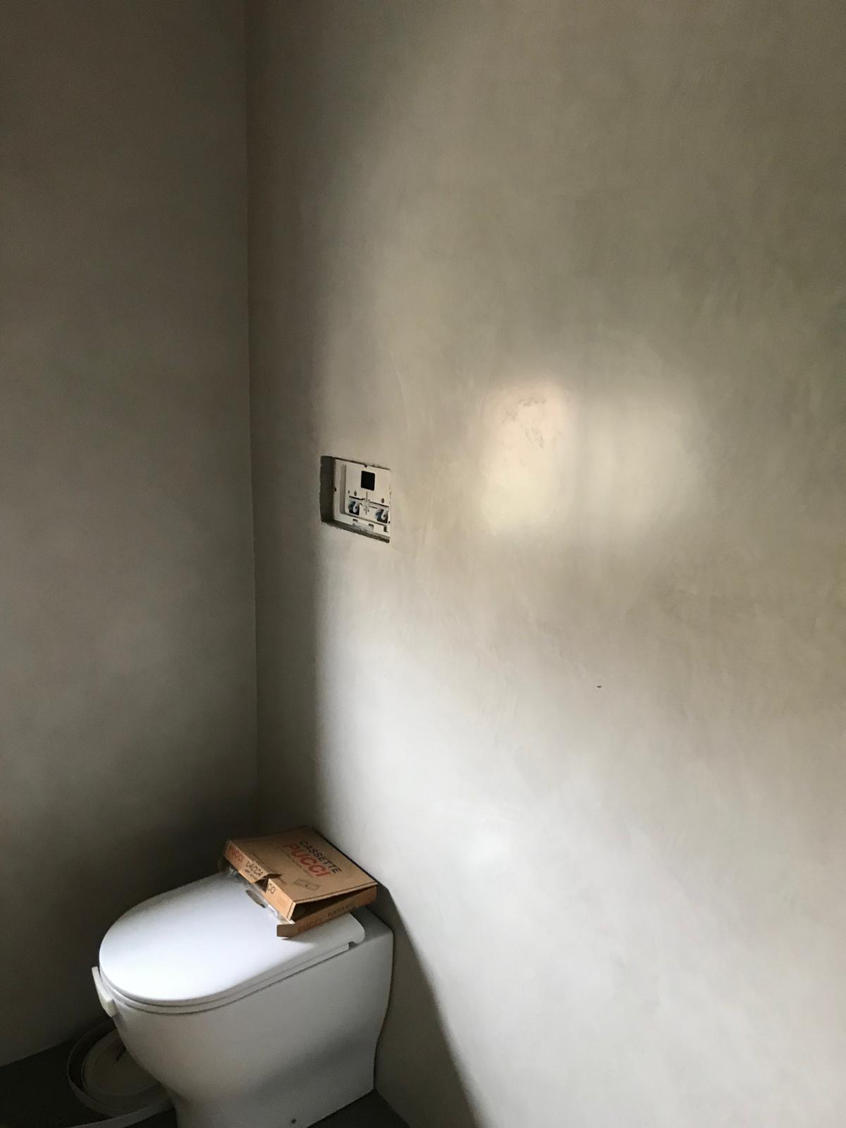 ristrutturazione di un bagno con pareti grigie