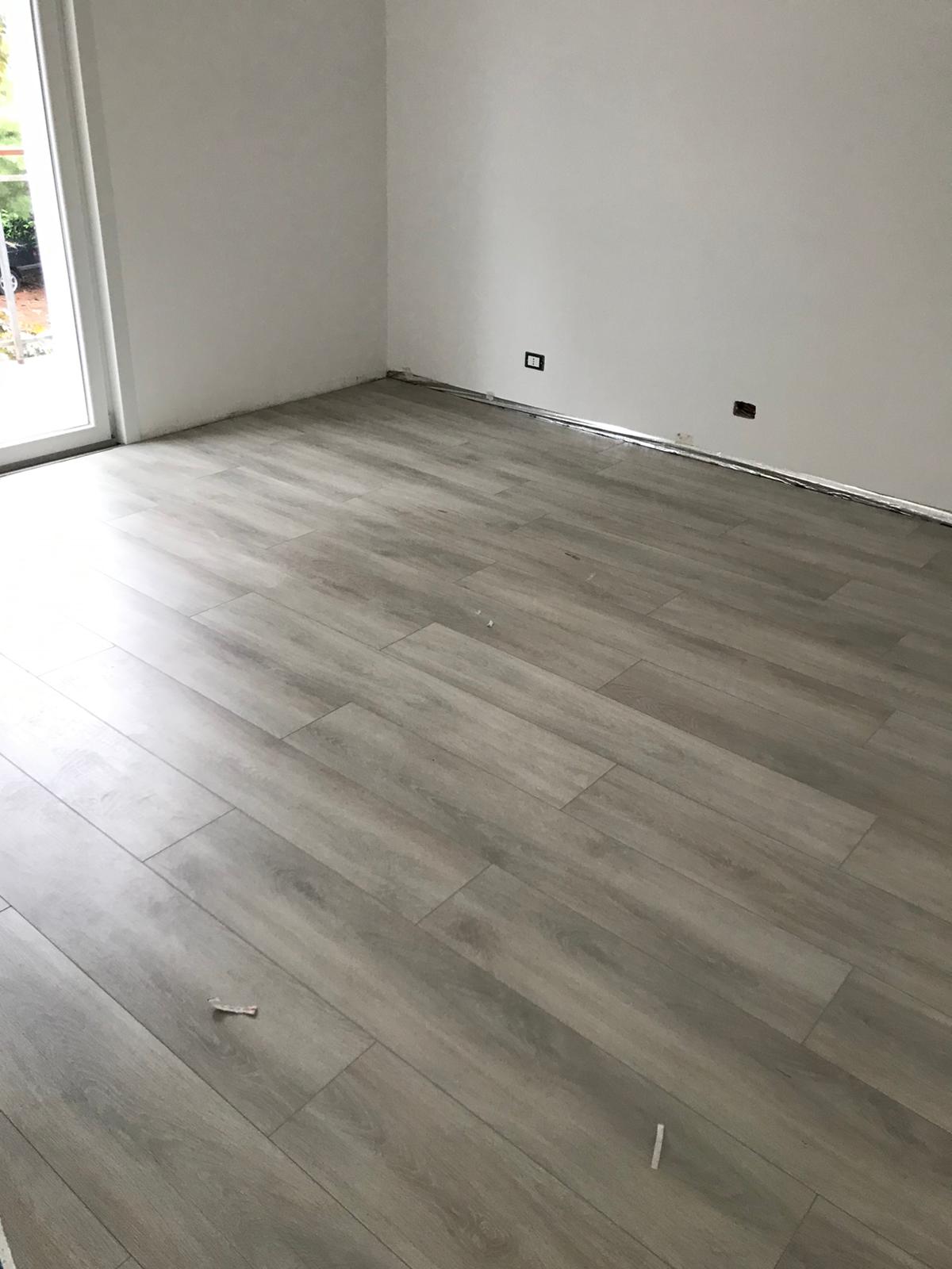 stanza con pavimento in laminato effetto legno