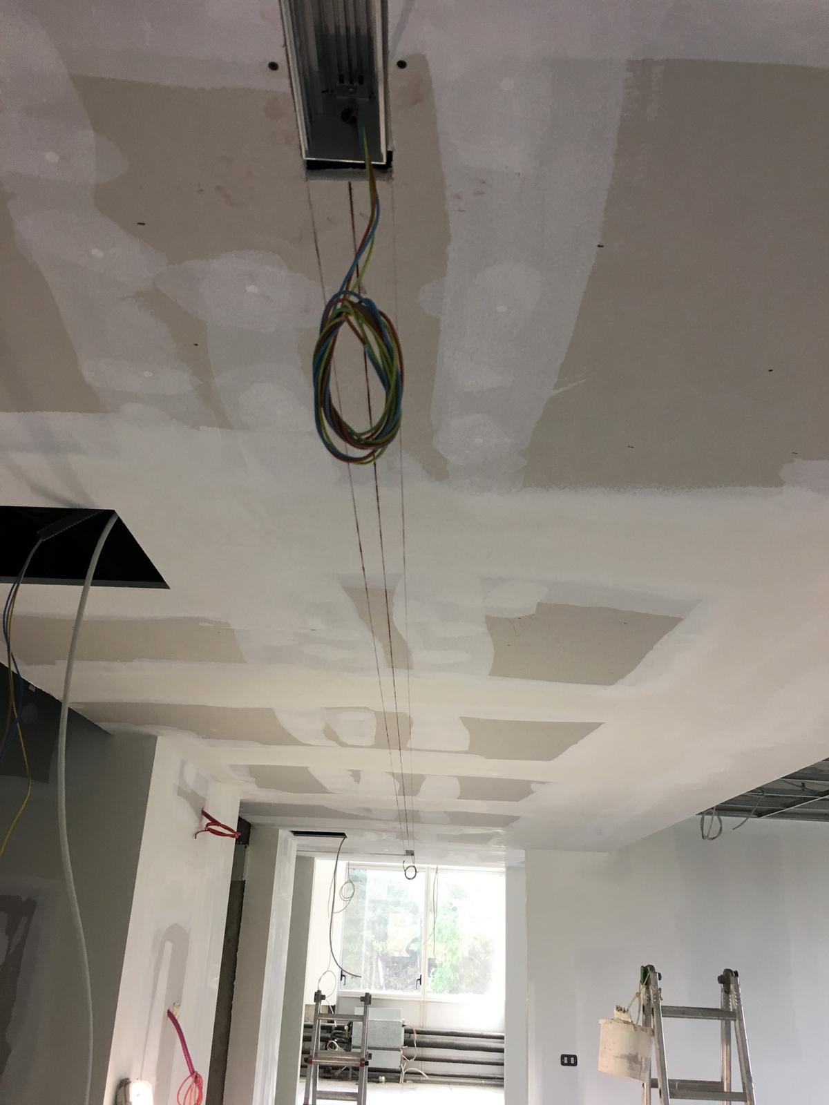 posa di un controsoffitto in cartongesso