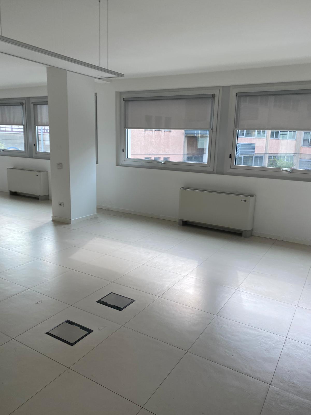 ambiente spazioso per uso commerciale