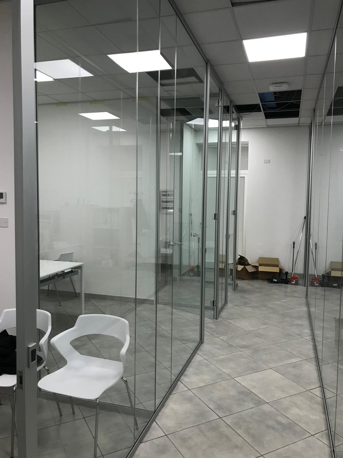 ufficio con porte a vetri