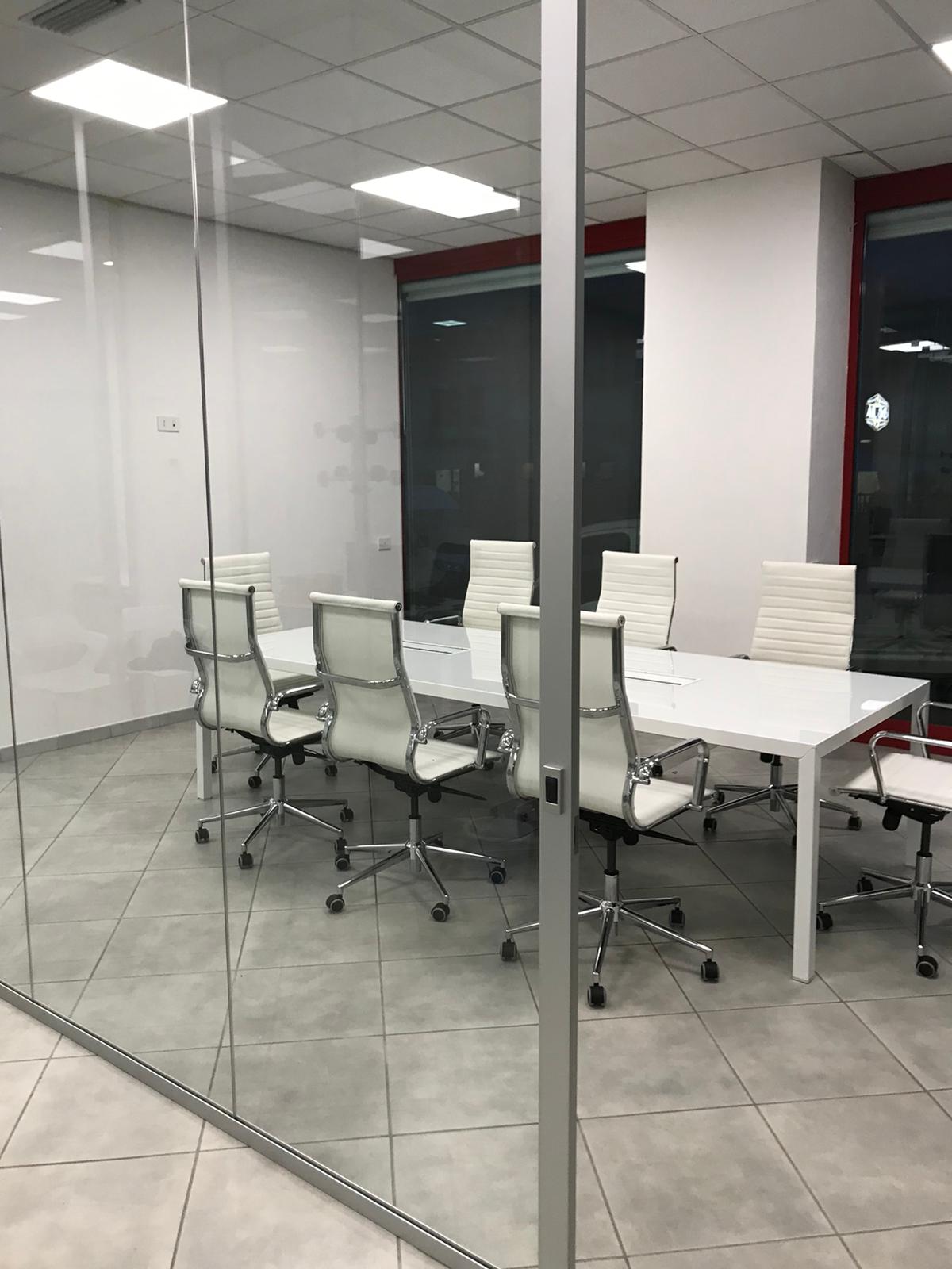 sala riunioni con porta a vetri