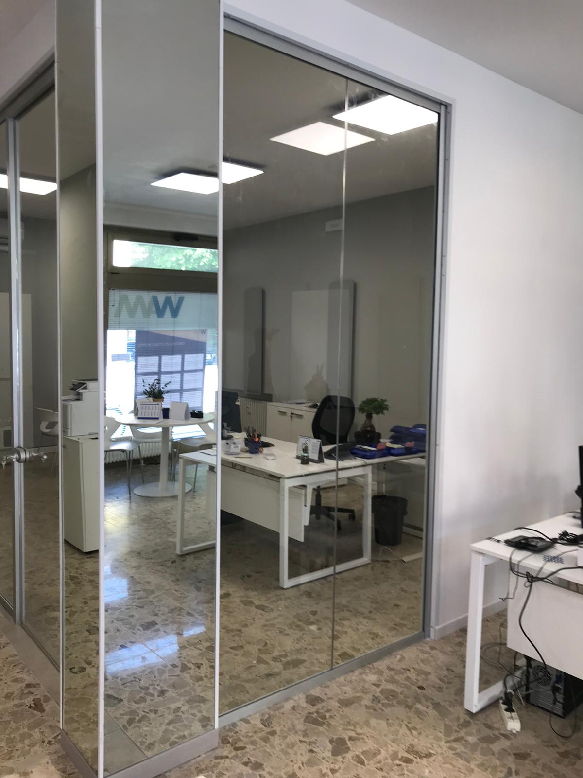 ufficio con porte a specchio