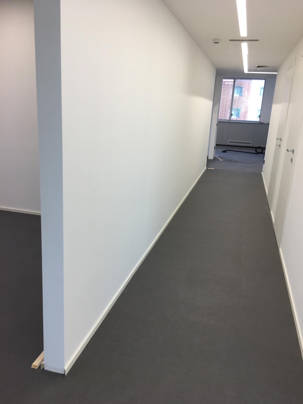 corridoio con parete in cartongesso e controsoffitto