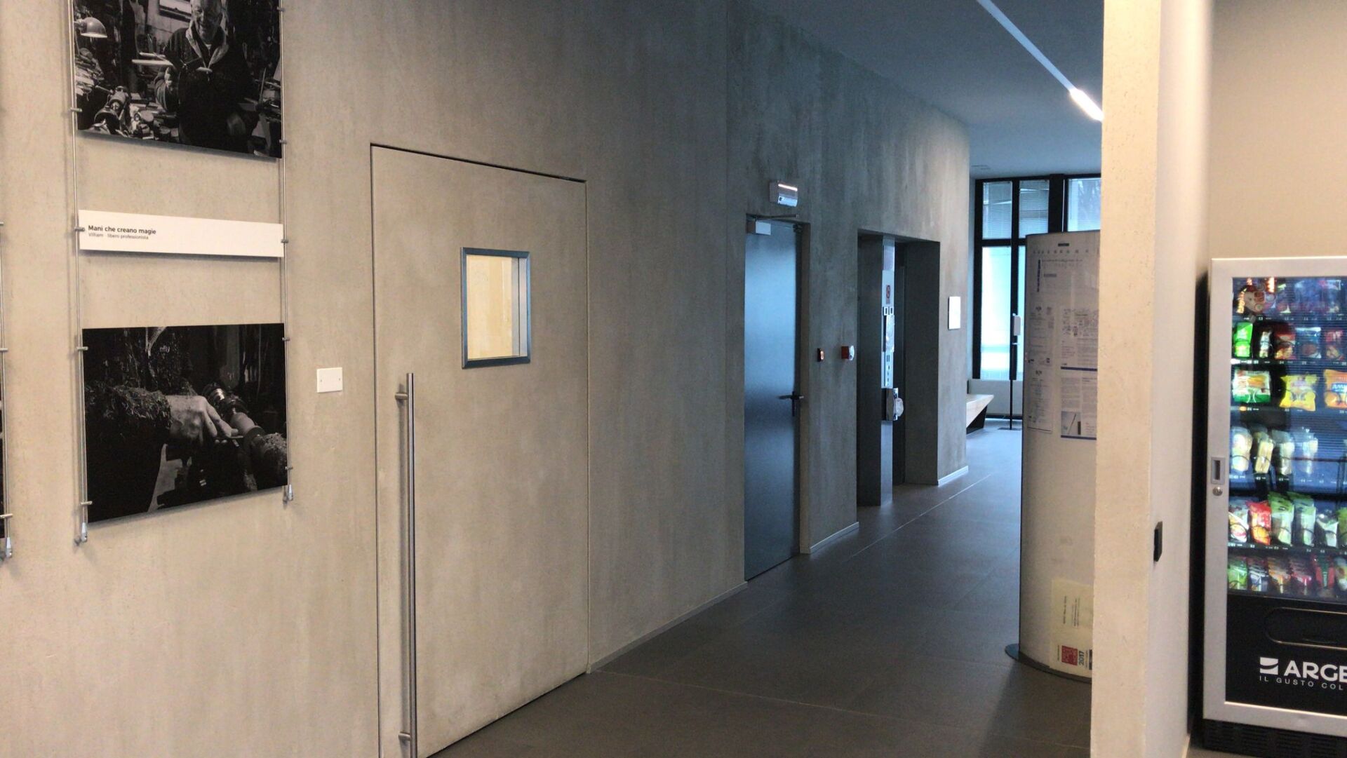 ufficio con porte raso muro