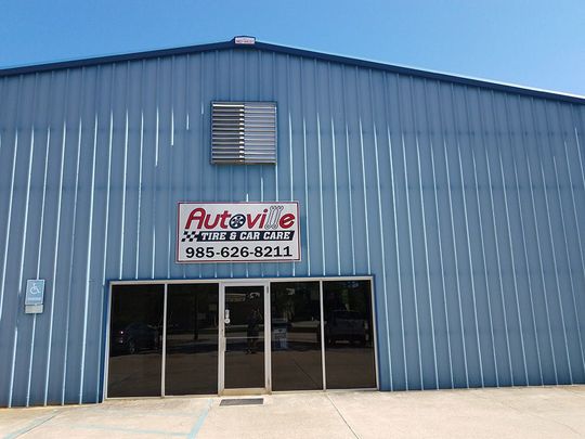 A building with a sign that says autovise on it