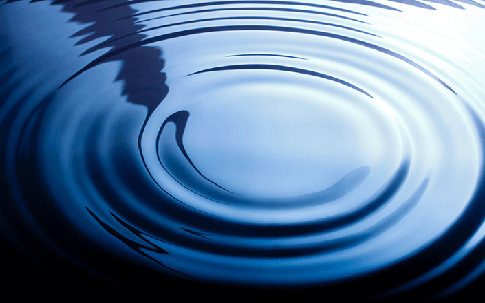 Eine Nahaufnahme einer Welle in einem Gewässer