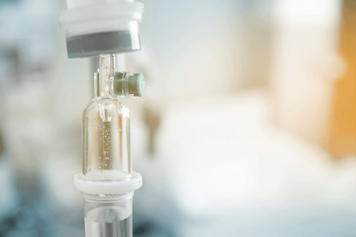 Eine Nahaufnahme einer intravenösen Infusion in einem Krankenhauszimmer.