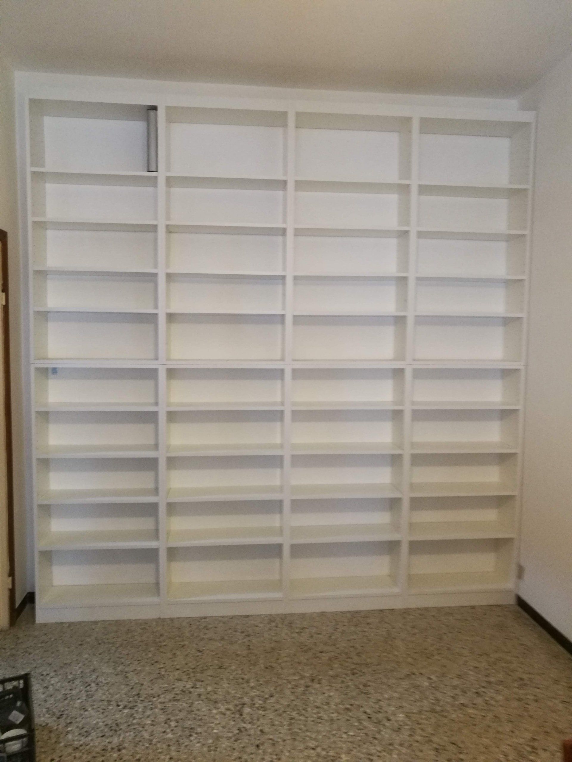 libreria in legno bianco su misura