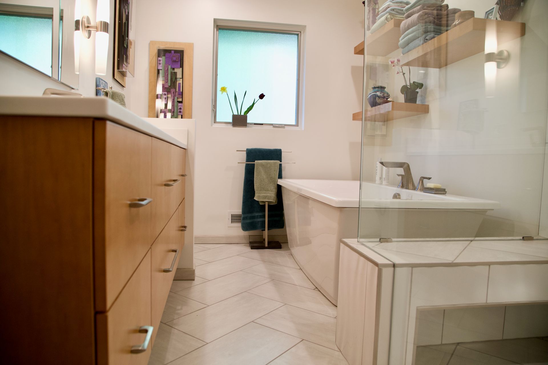 A bathroom with a tub , sink and mirror