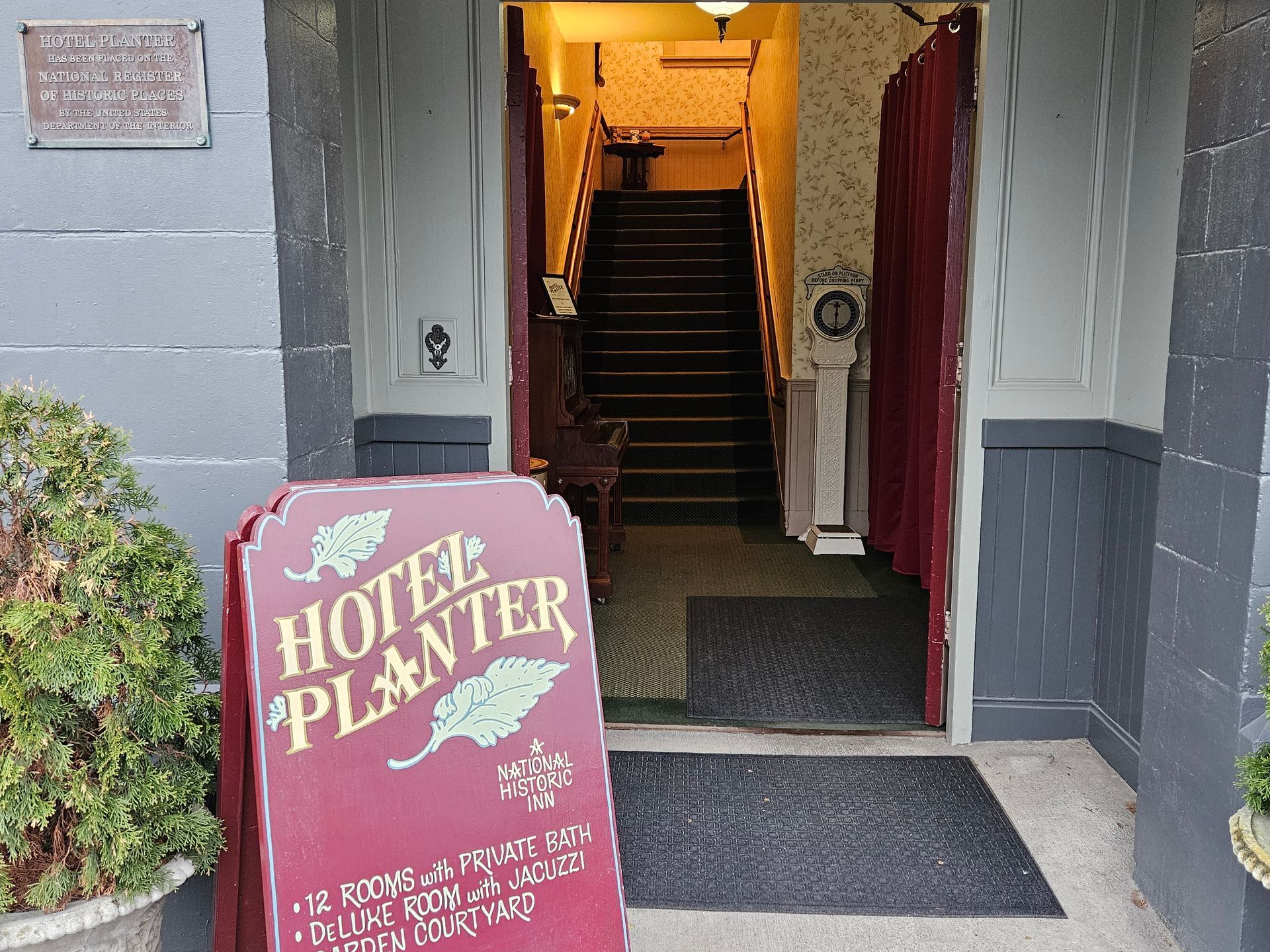 A sign that says hotel planter in front of a building