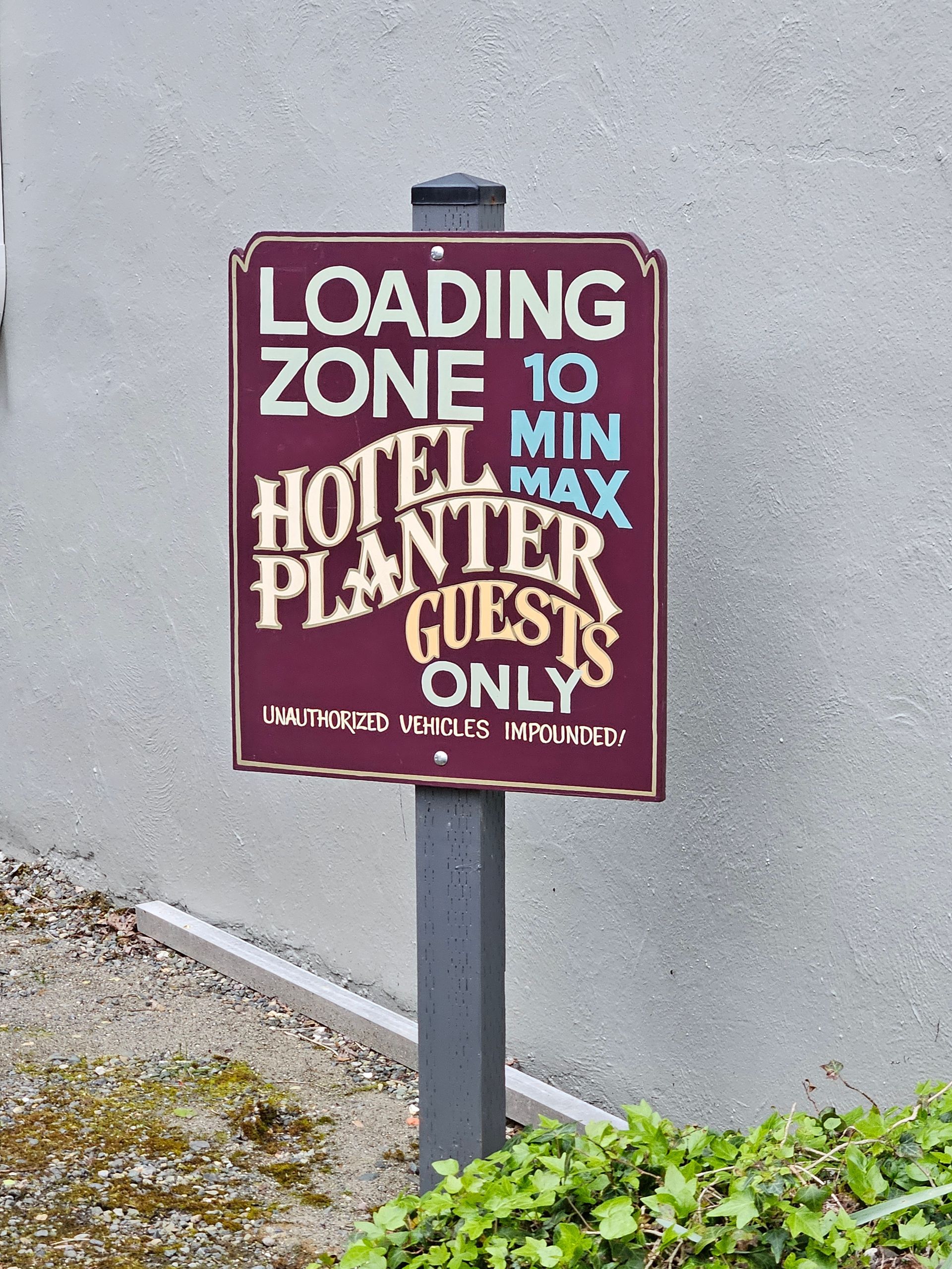 A sign that says loading zone 10 min hotel planter guests only