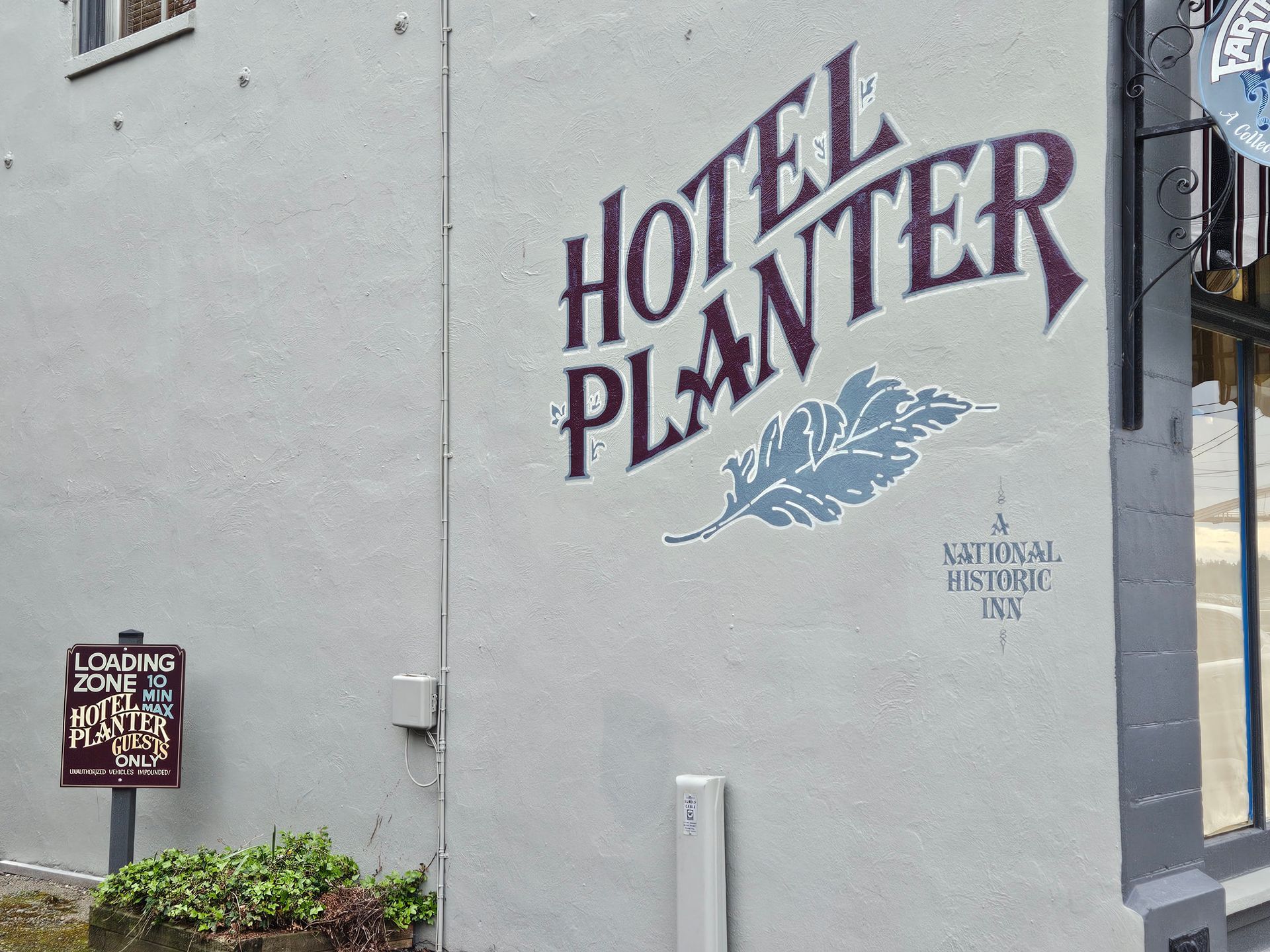 A sign on the side of a building that says hotel planter