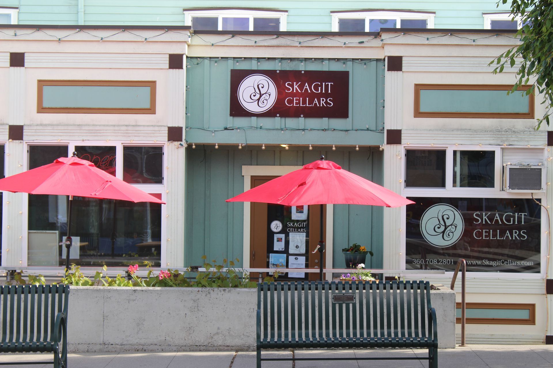 A building with a sign that says skacit cellars