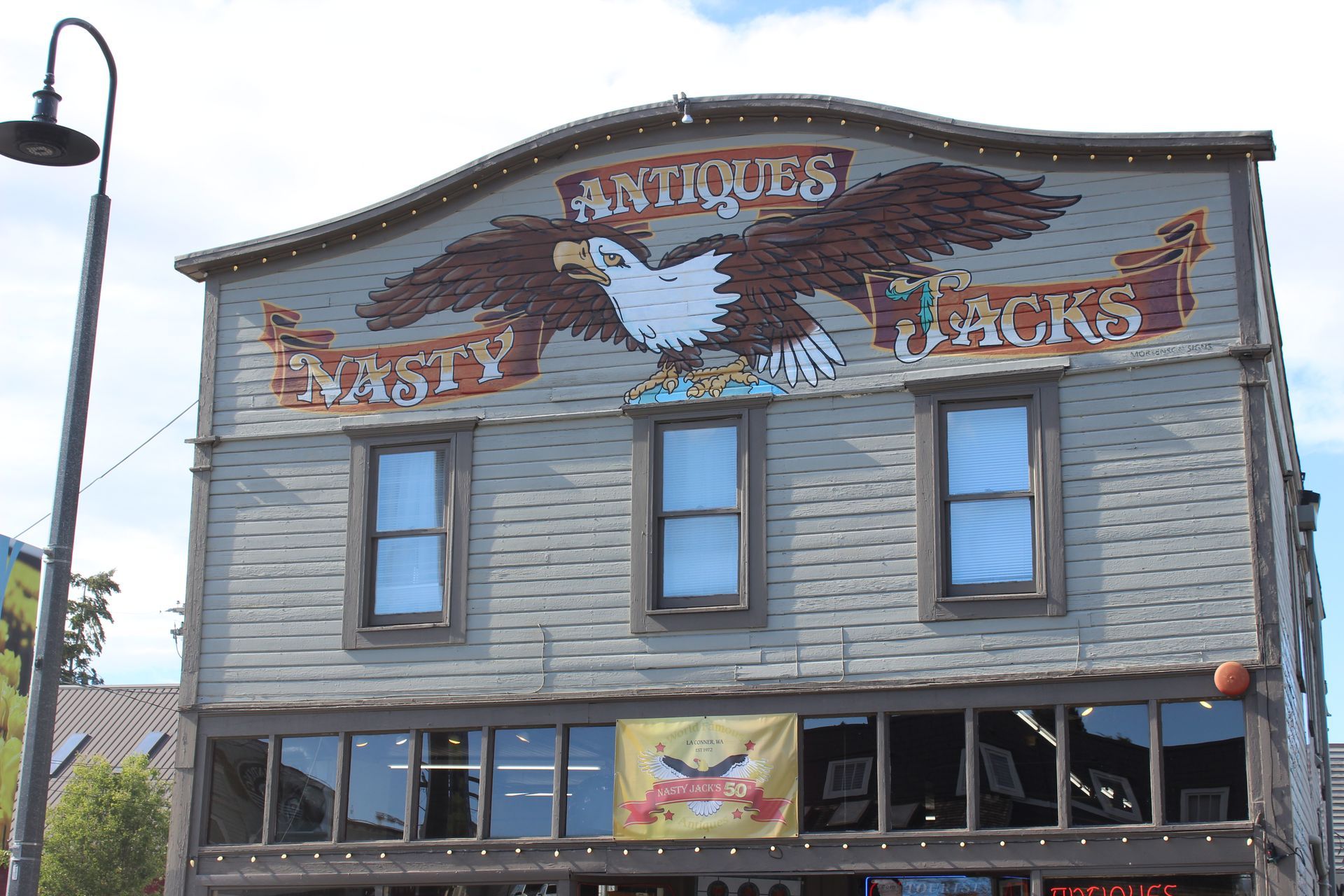 A building with an eagle painted on it that says antiques