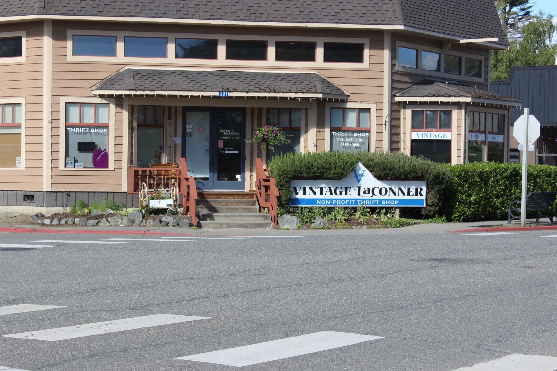 A building with a sign that says vintage laconner