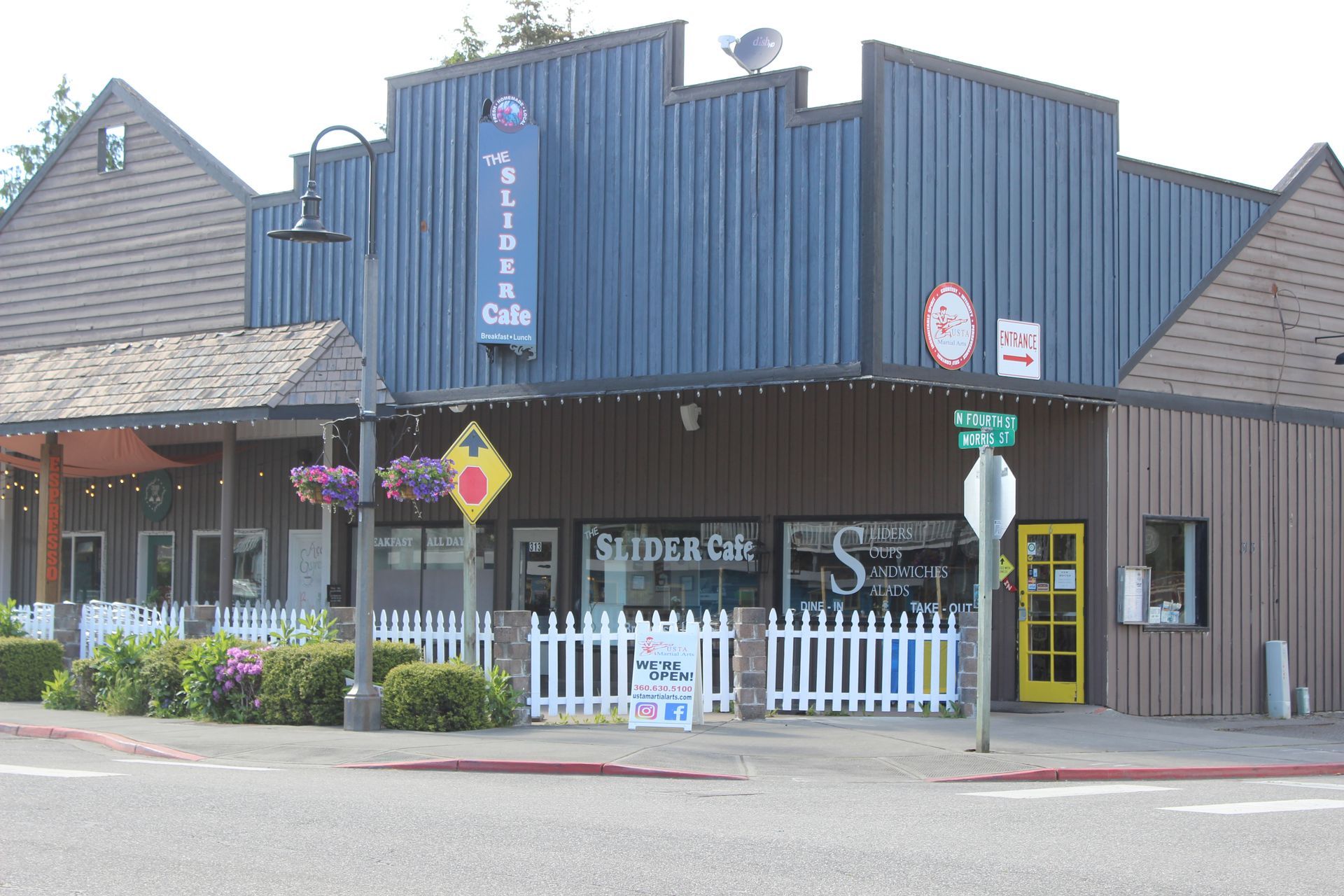 A building with a sign that says summer cafe