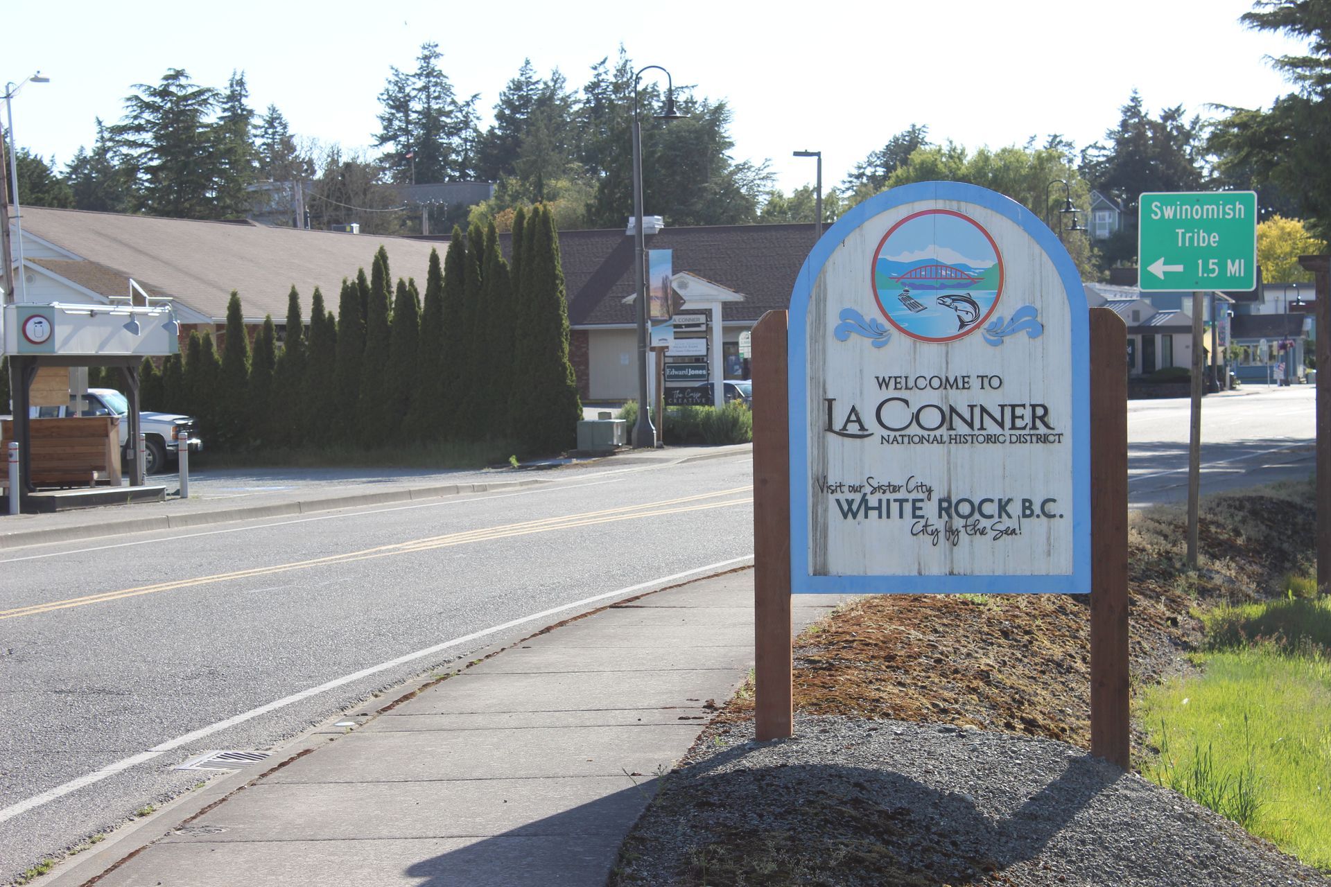 A sign on the side of the road says welcome to la conner