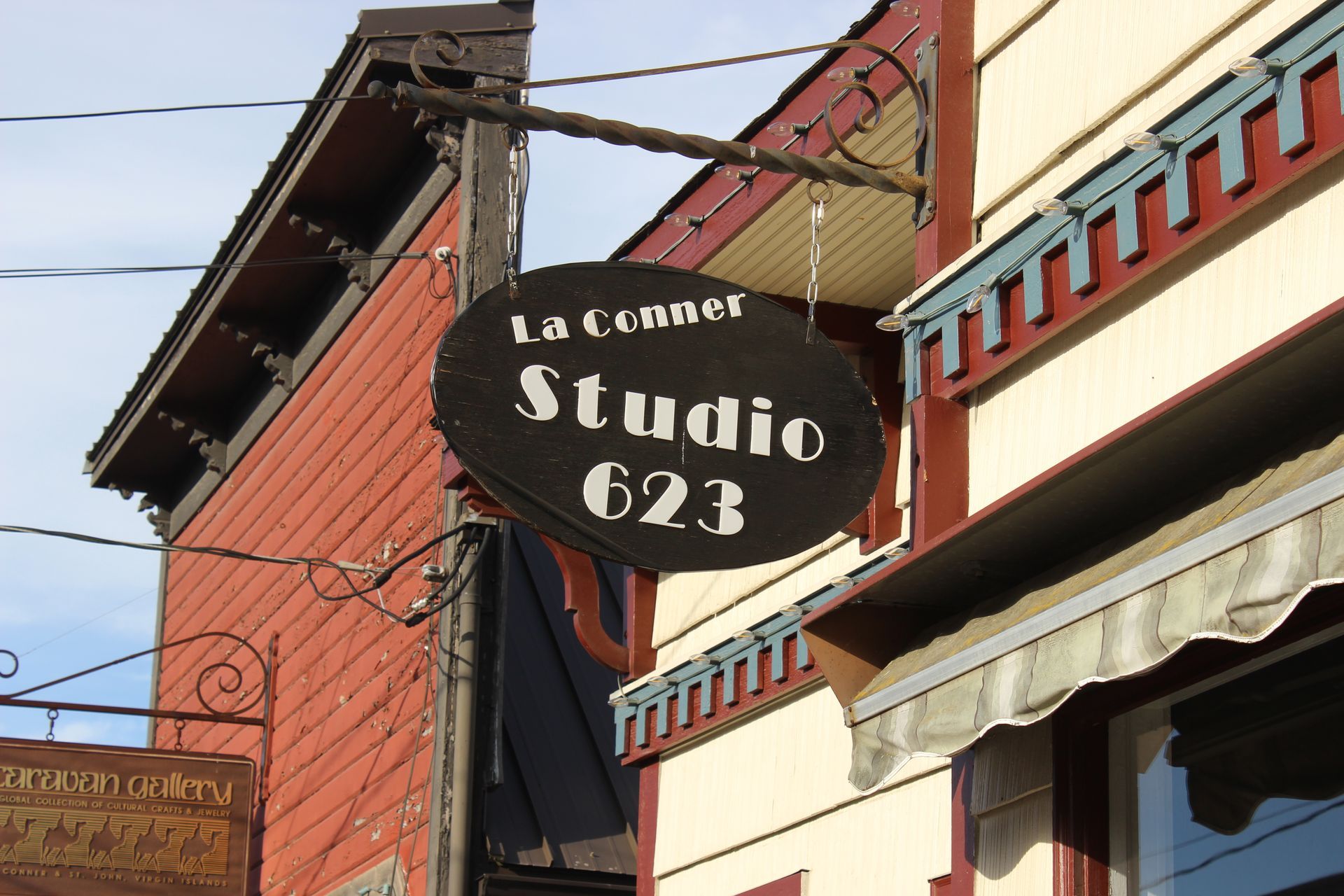 A sign on a building that says studio 624