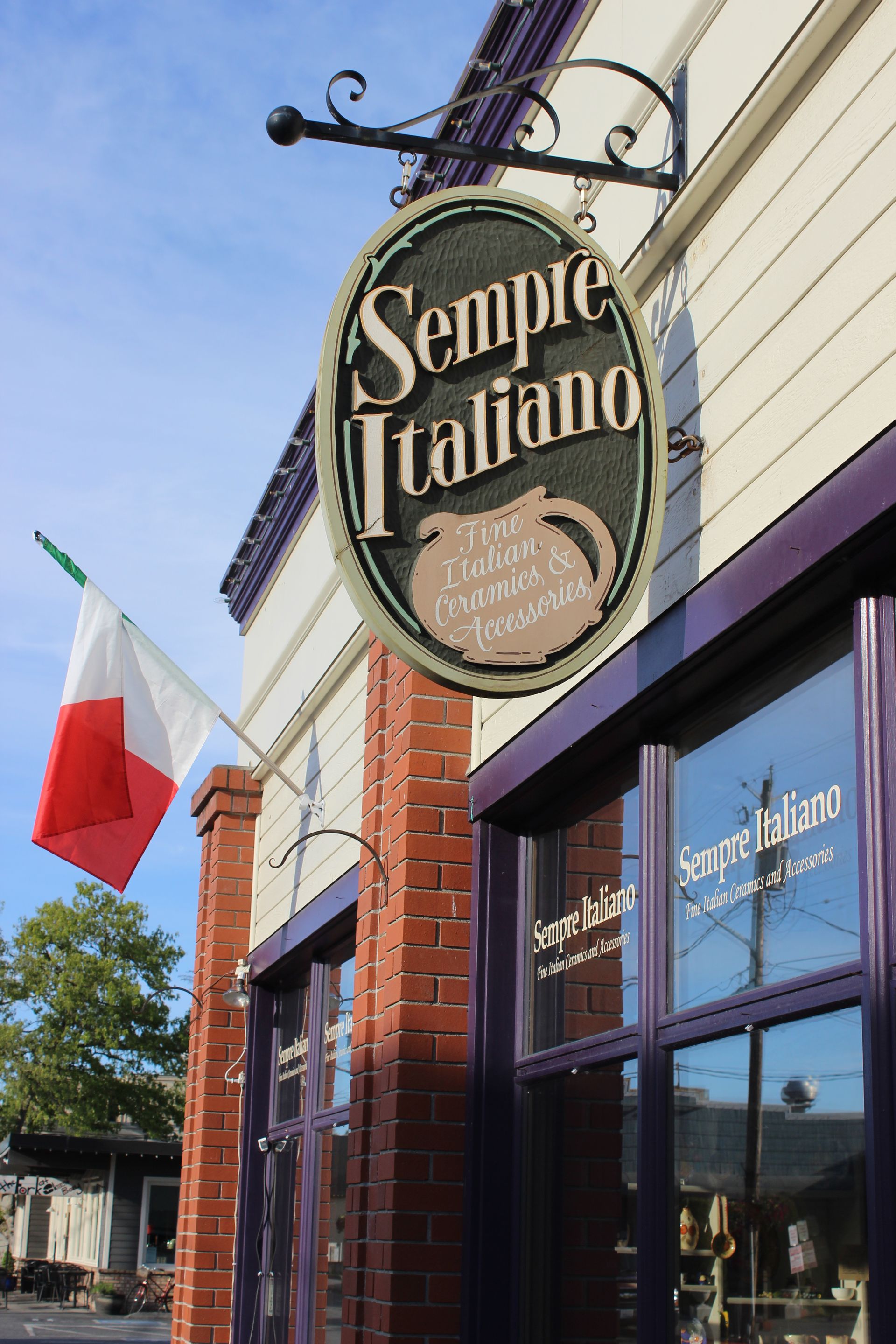 A store front with a sign that says sempre italiano