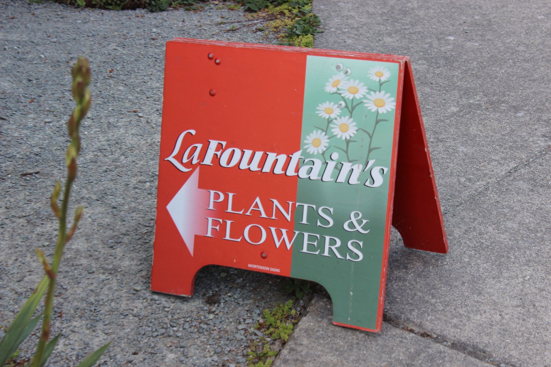 A sign for la fountain 's plants and flowers