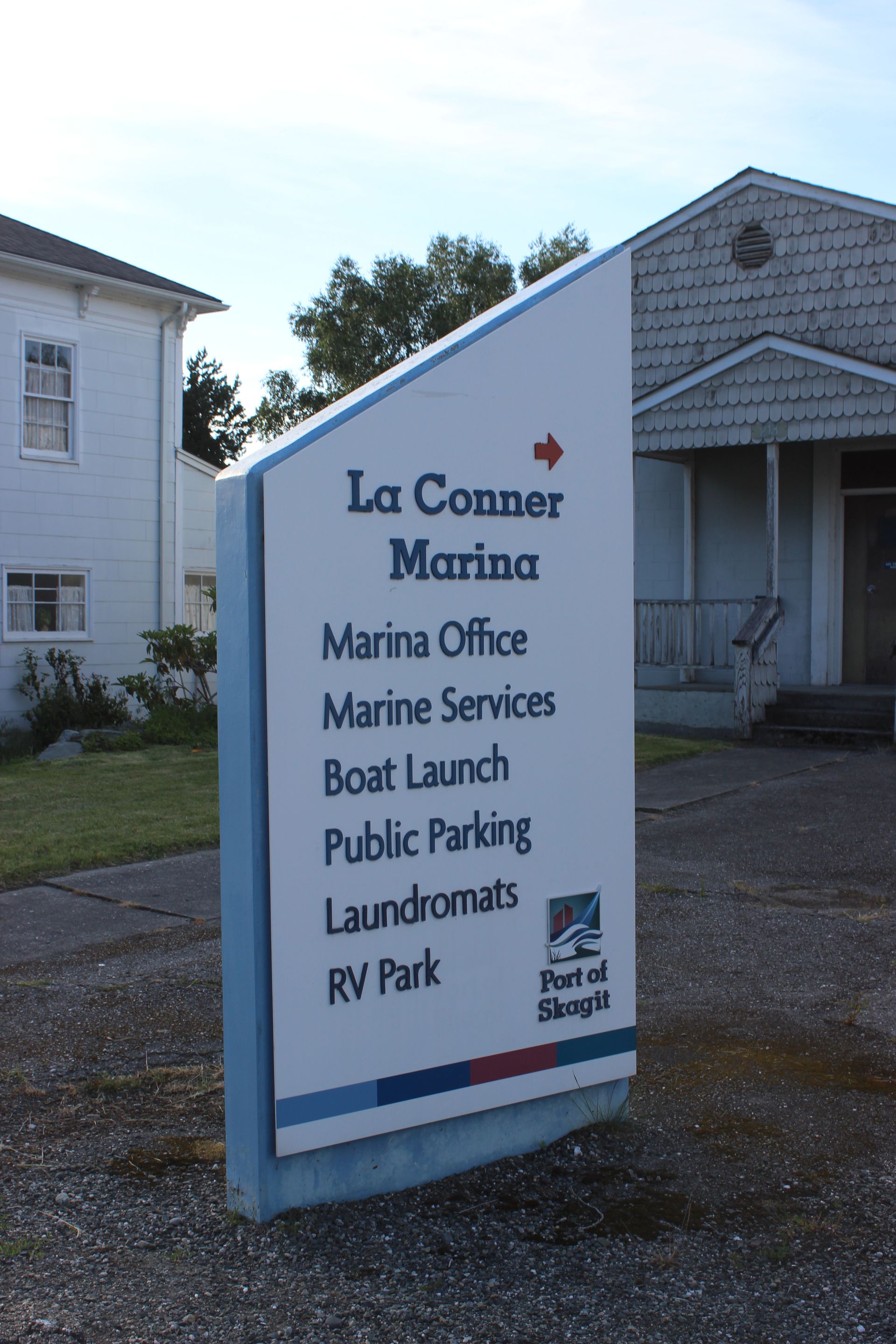 A sign that says la conner marina on it