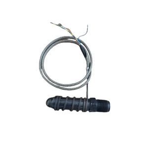 Un primer plano de una manguera con cables conectados a ella.