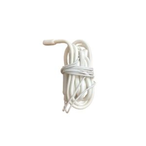 Un cordón blanco con una banda elástica alrededor sobre un fondo blanco.
