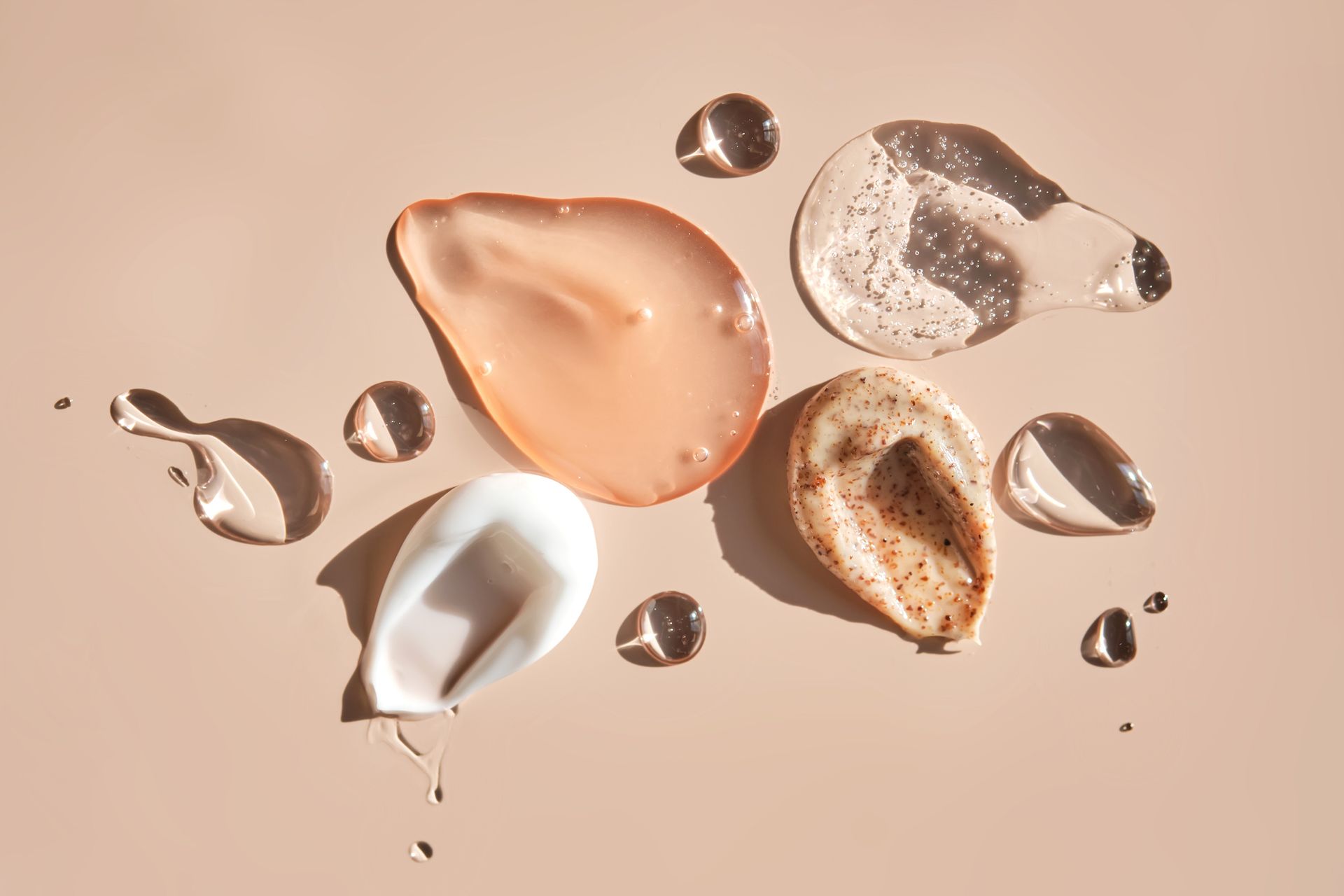 Ci sono molti tipi diversi di cosmetici sul tavolo.