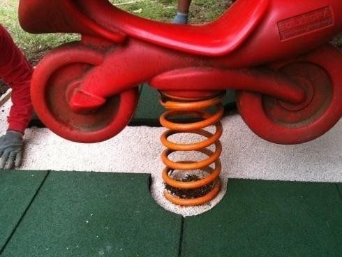 posa di tappeto antitrauma per parchi gioco