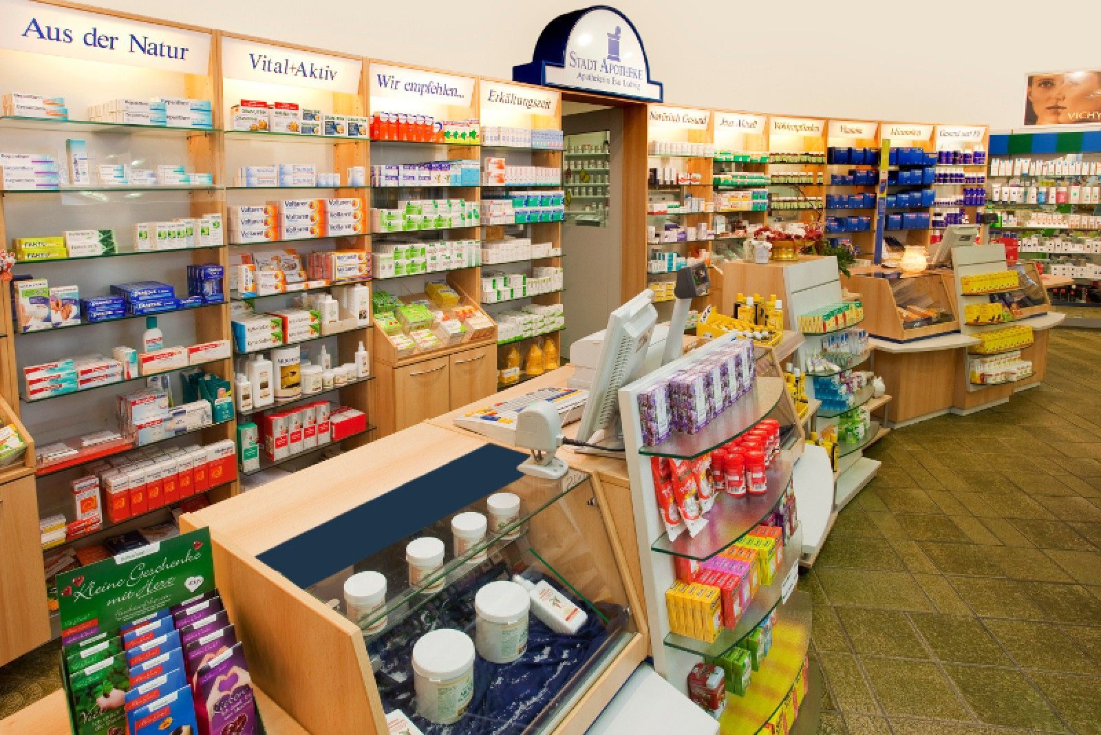 Das Innere einer Apotheke mit vielen Produkten gefüllt