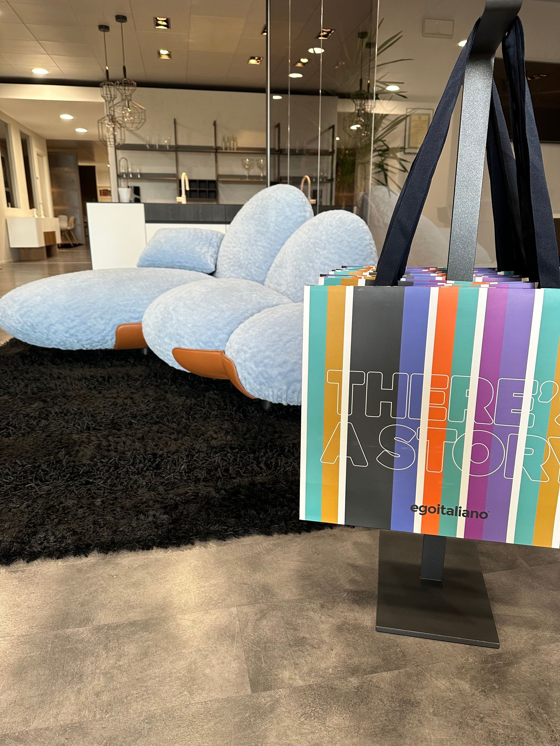 divano bianco in stoffa dal design moderno