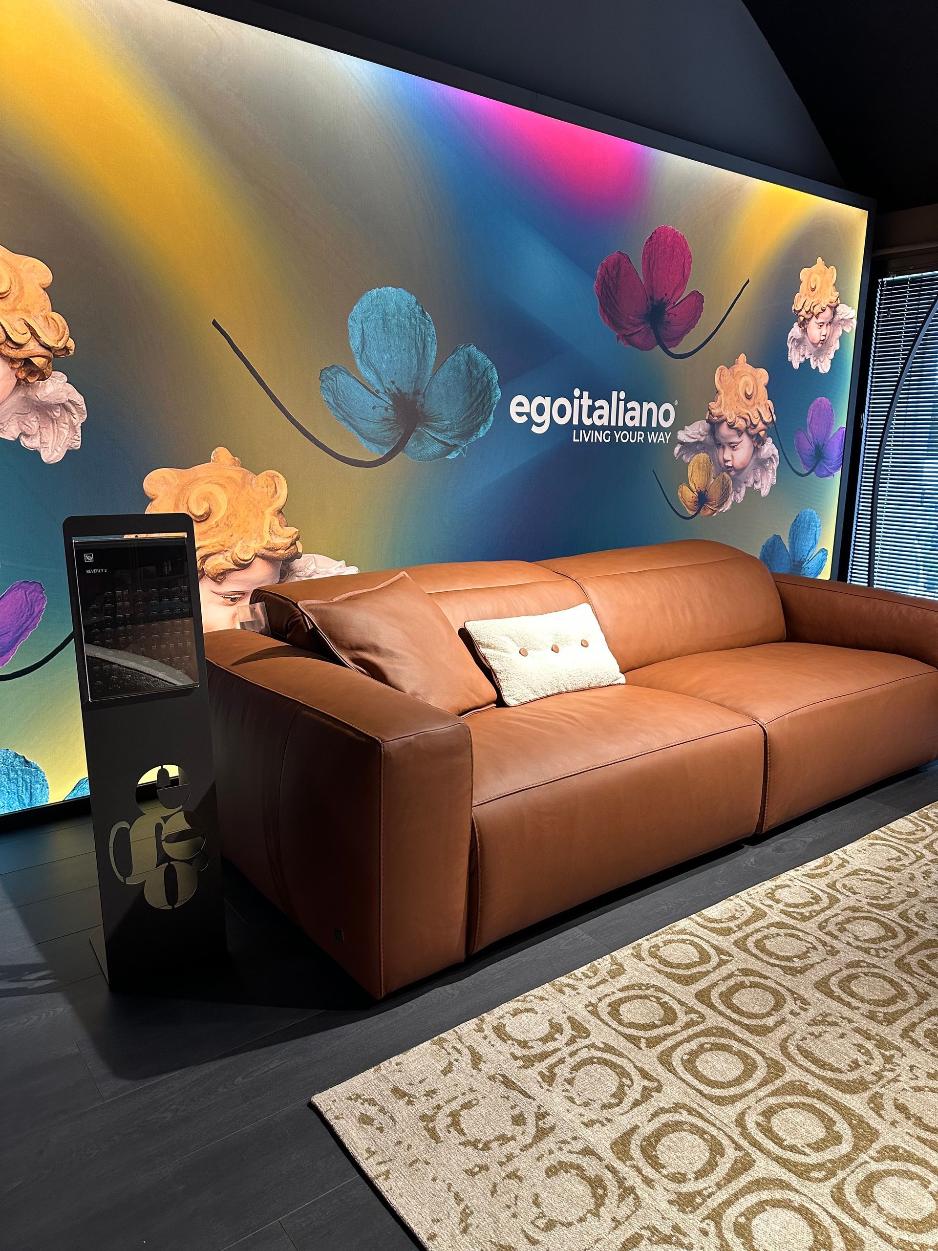 divano in pelle marrone