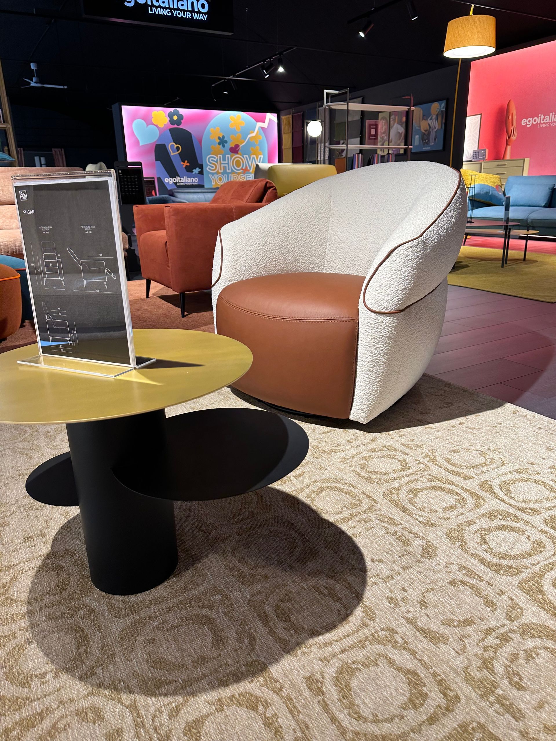 poltrona bicolor bianca e marrone