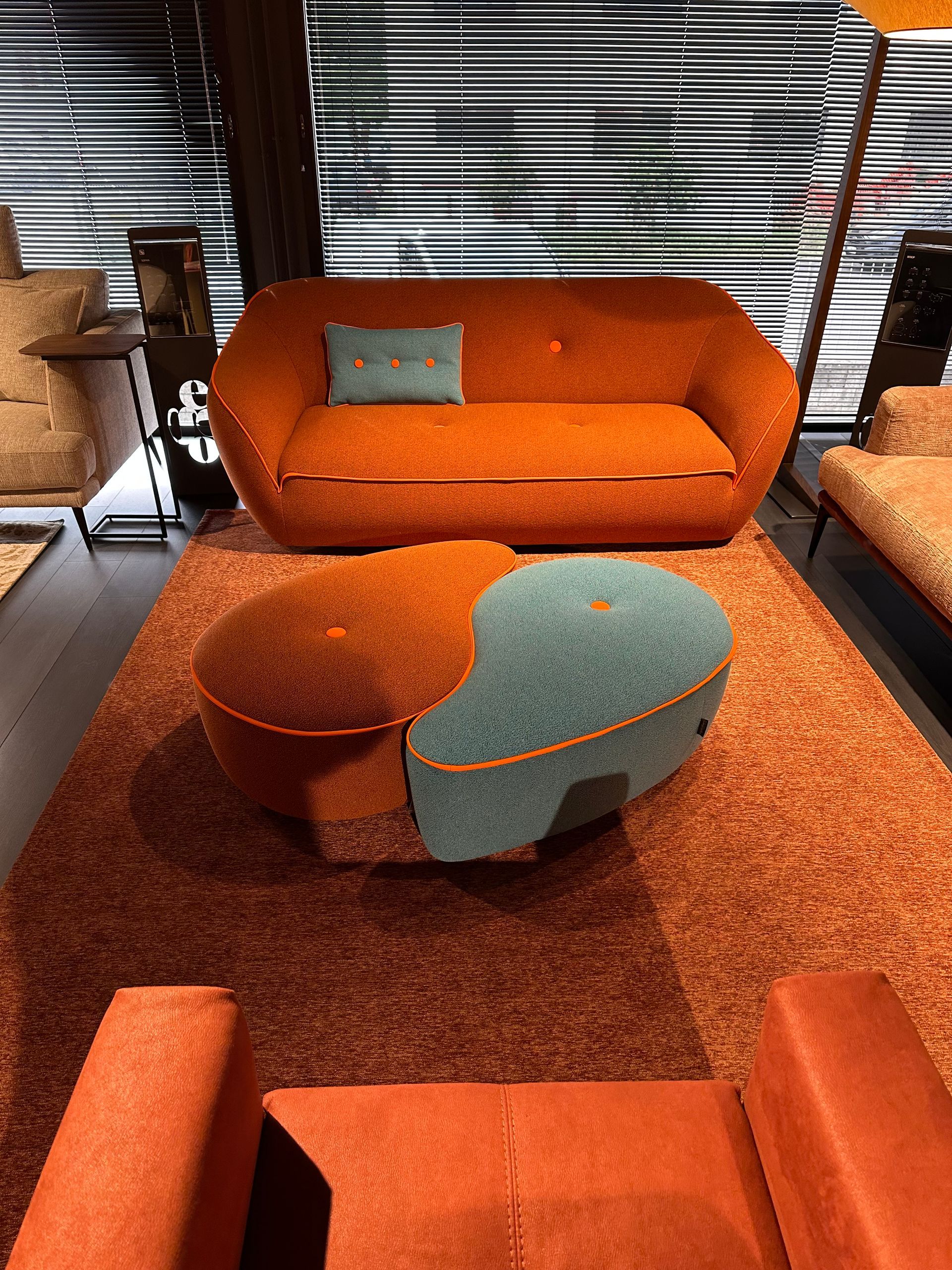 divano e poltrona arancioni