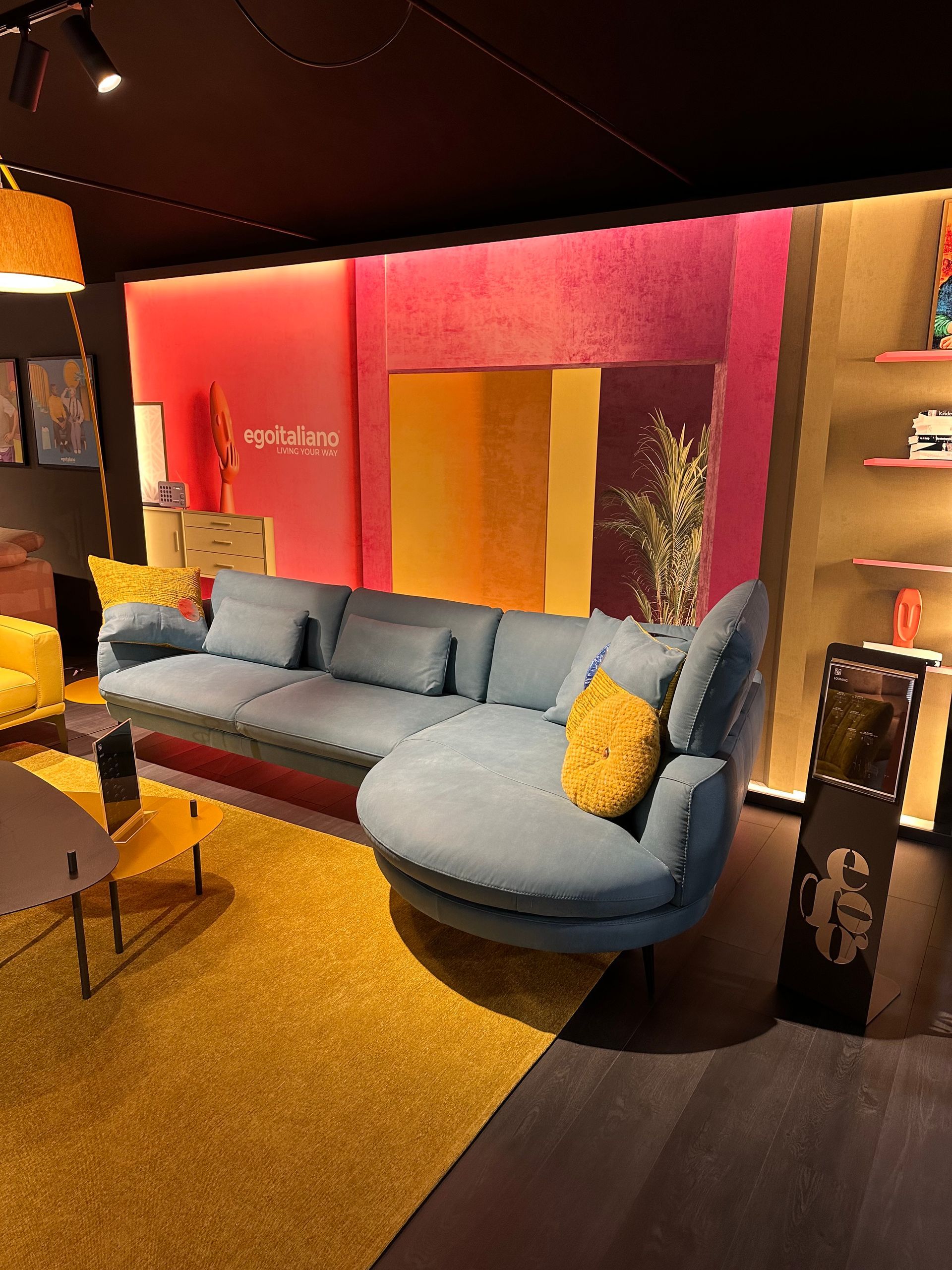 divano in stoffa grigio