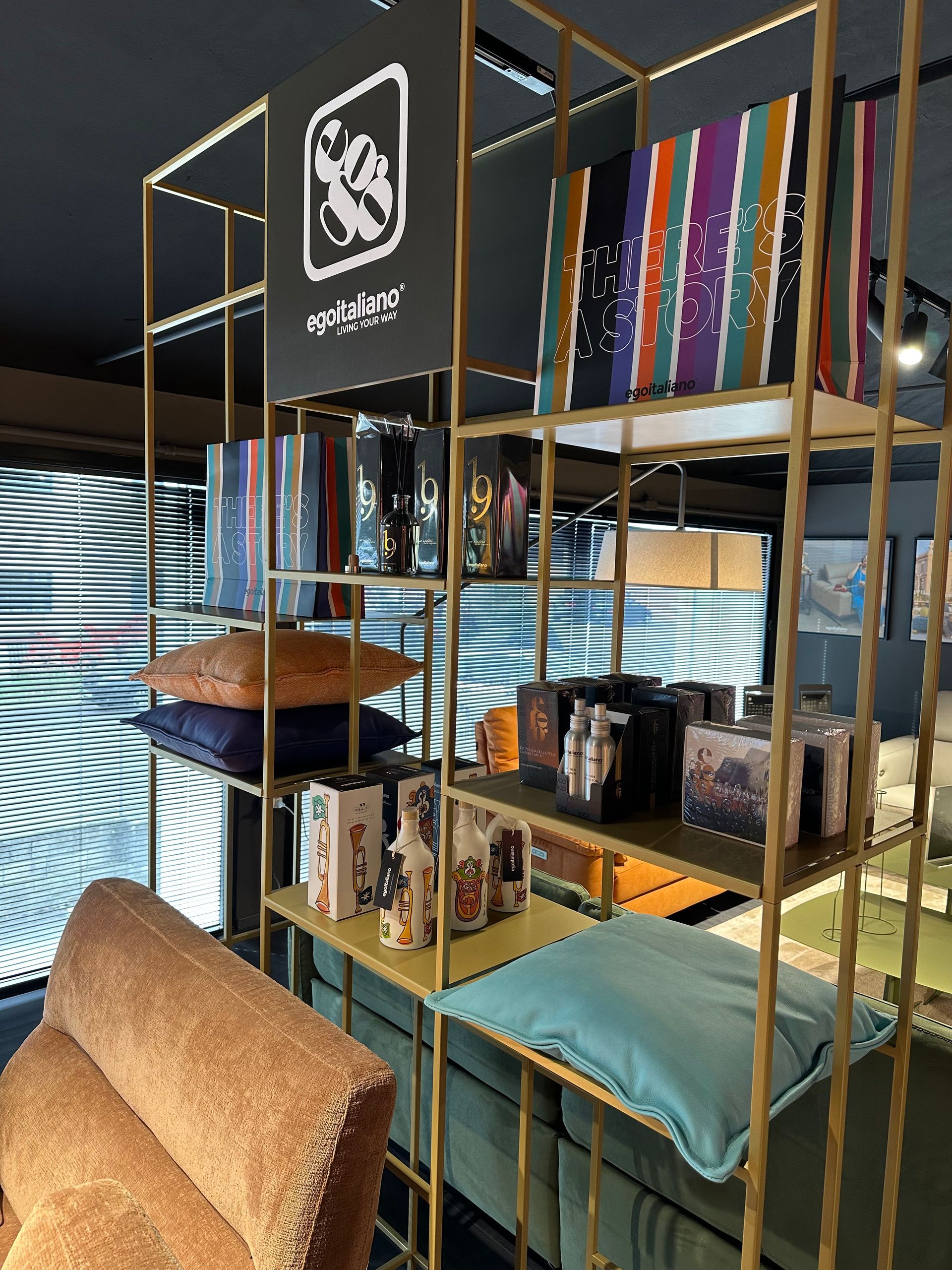 esposizione divani in uno showroom