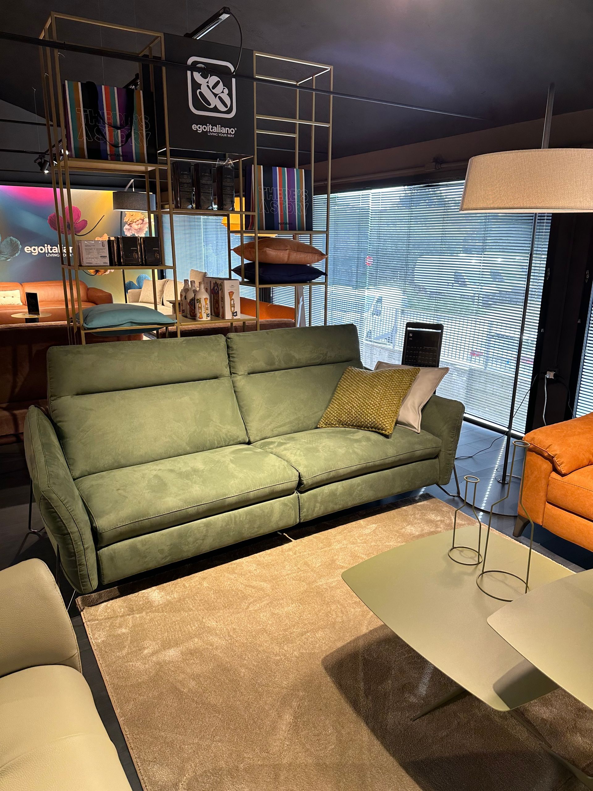 divano verde in esposizione