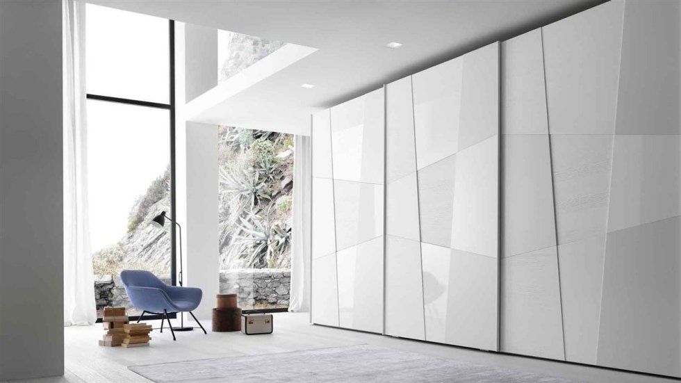 armadio con ante bianche  laccate