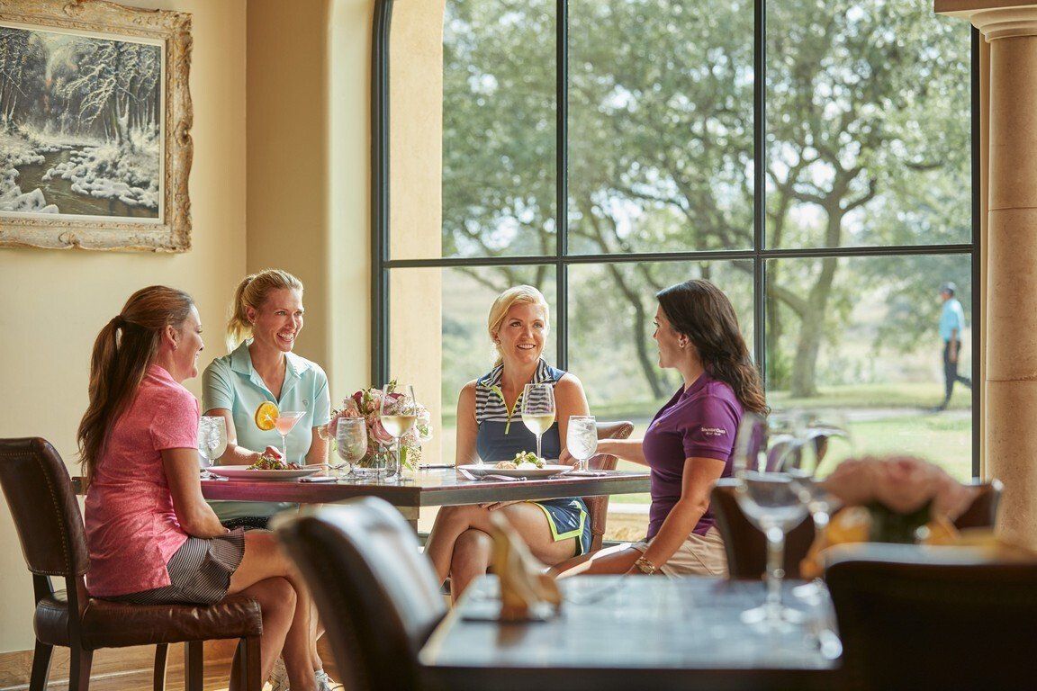 Women dining at the Spanish Oaks clubhouse