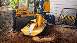 Efficient equipment for removing stumps.
