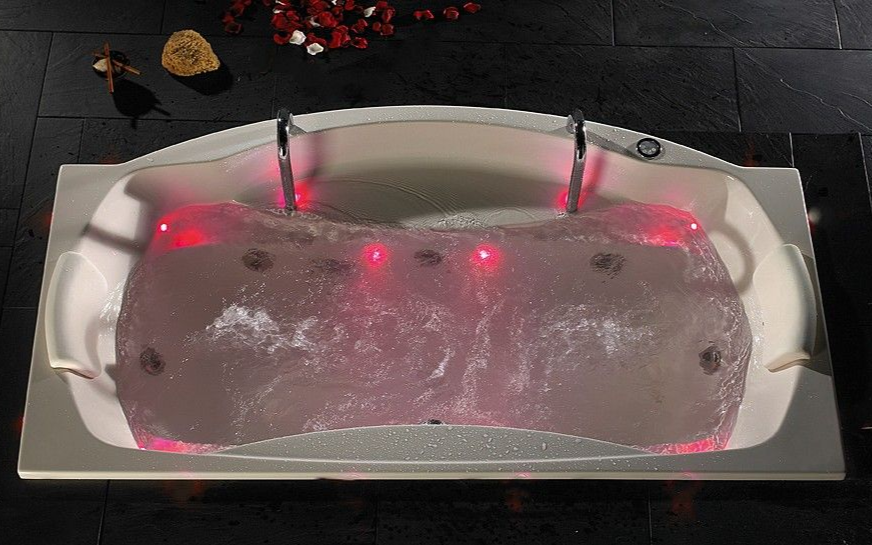Baignoire Balnéo Duo avec un double dossier et une marche d'accès intérieure qui permet d’accéder facilement au bain et facilite la sortie. Version 2 solo avec entre-jambes