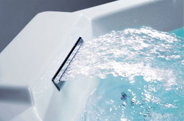 Massage cervical grâce à une lame d'eau à puissance réglable liée à la Balnéo