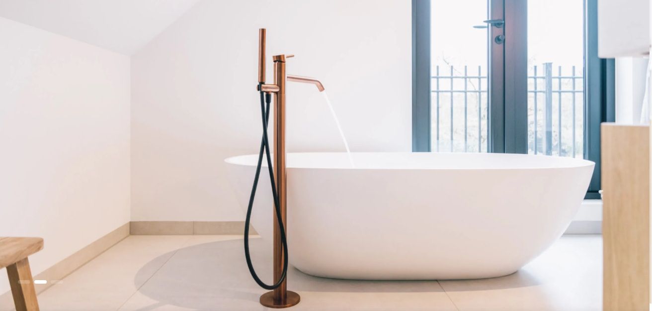 Collection résine Blanc mat pour la salle de bain: baignoire ilot, vasque a poser et robintterie