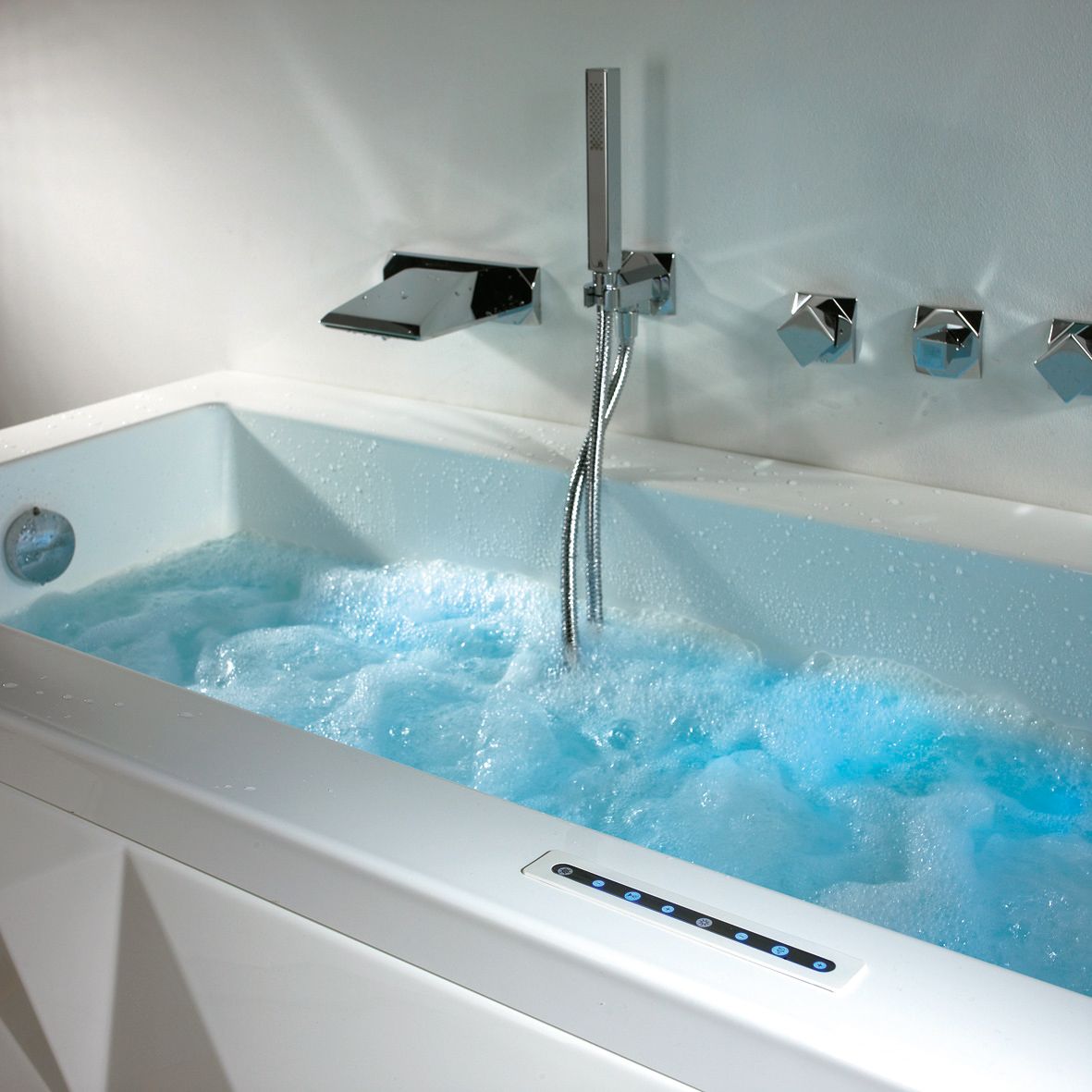 Baignoire avec tablier en origami qui reprend le le dessin du papier maché